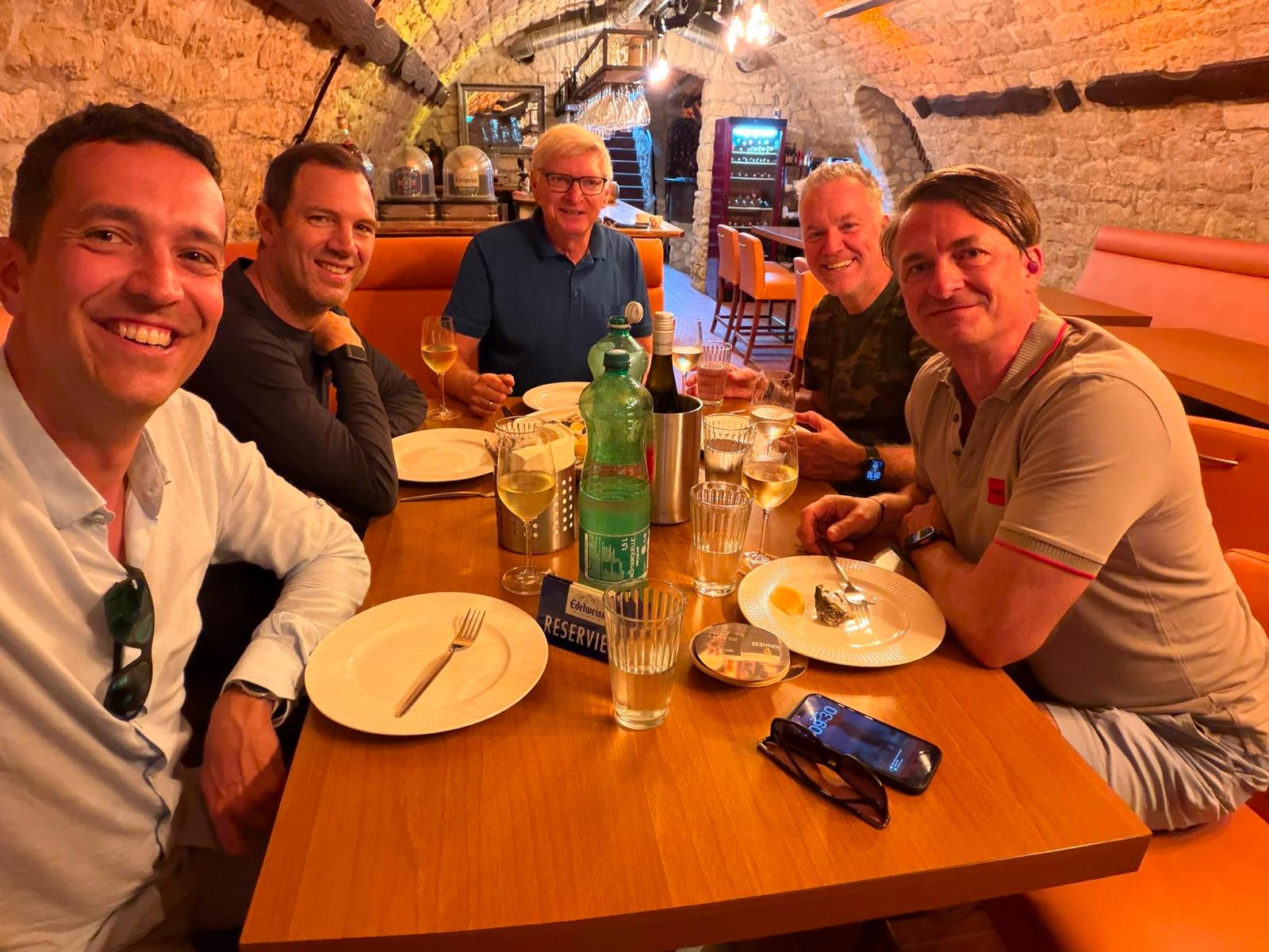 Gruppe am Tisch im Sandsteingewölbe