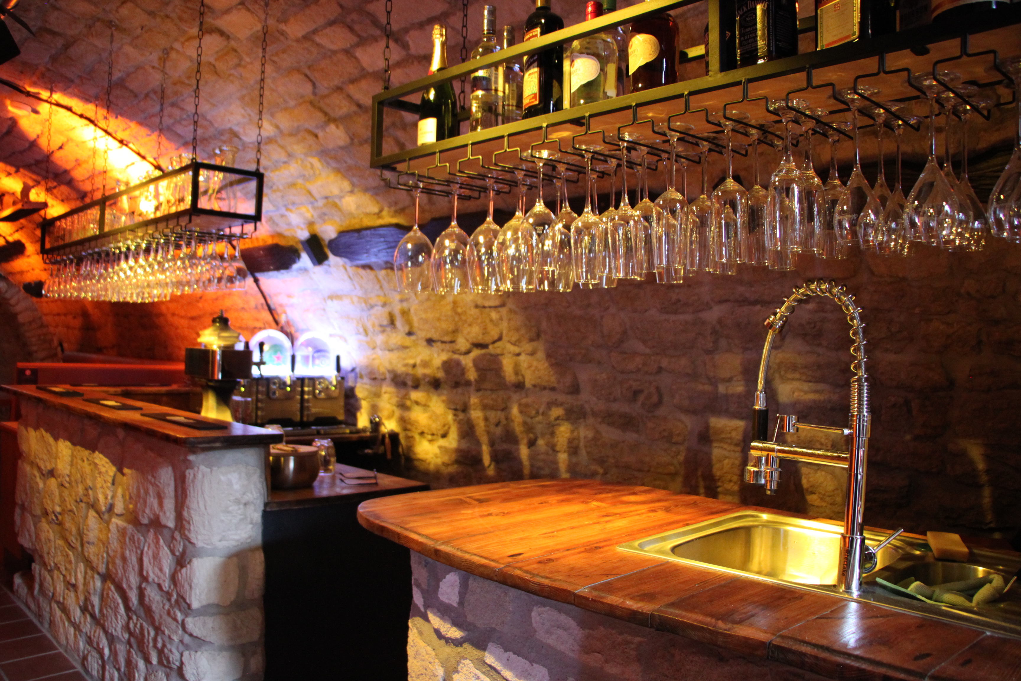 Bar komplett mit Gläsern und Spülbecken