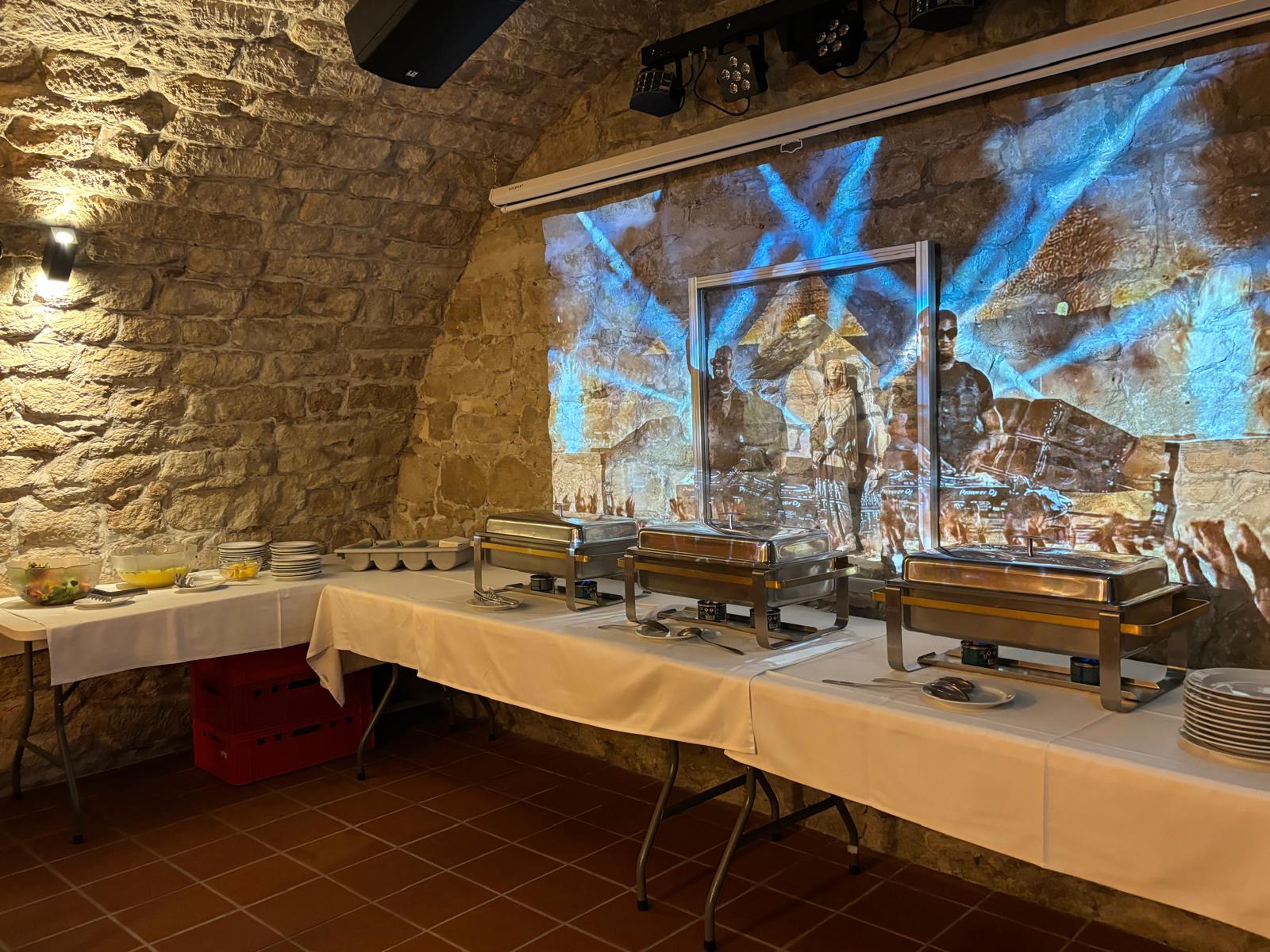 Catering-Buffet mit Großprojektion