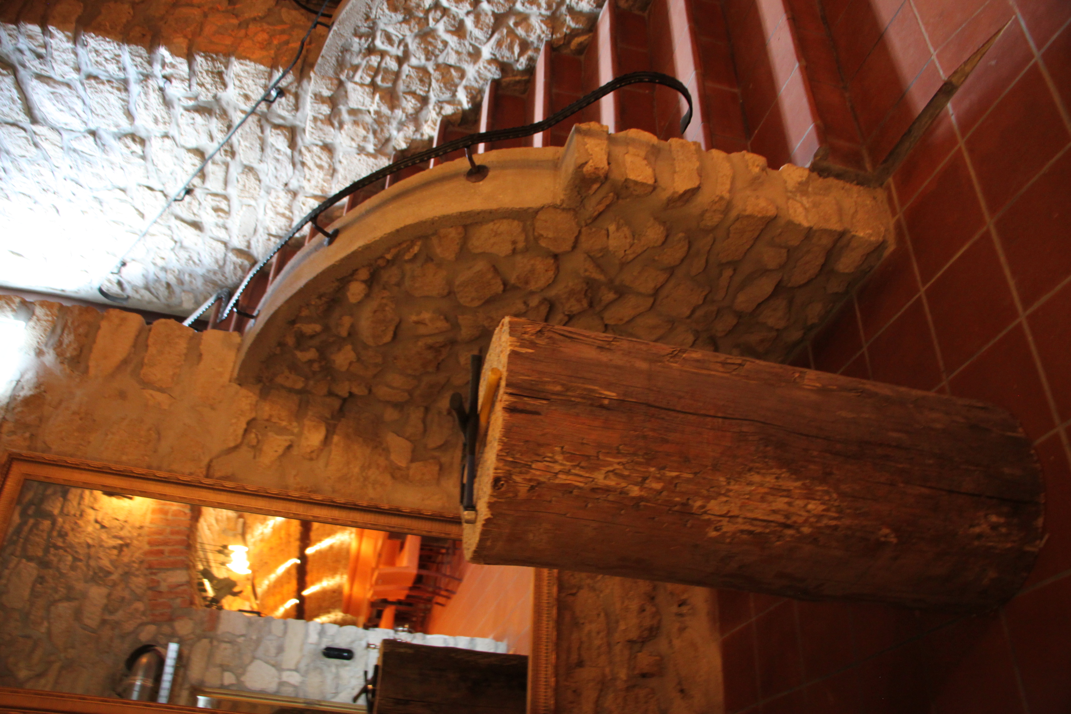 Nagelstock neben Sandsteintreppe
