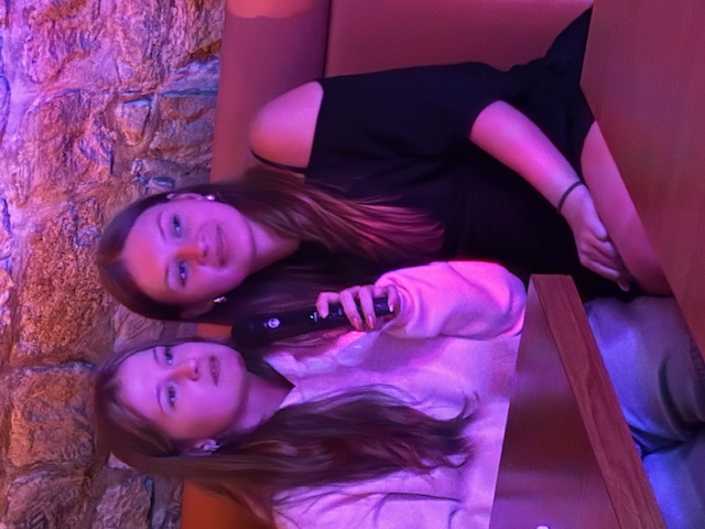 Freunde beim Karaoke Mitsingen