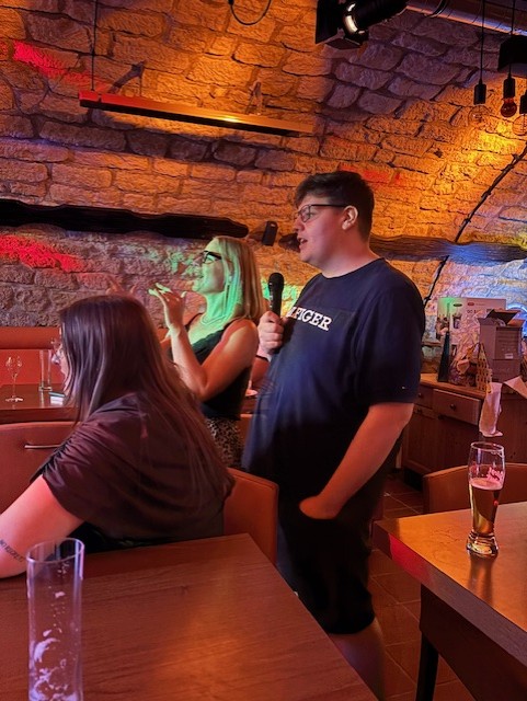 Karaoke Gesang mit Mikrofon